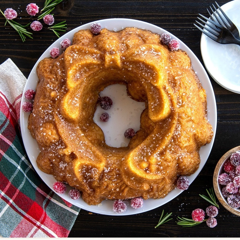 Nordic Ware Holiday Wreath Bundt Pan NEW